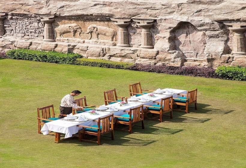 בית מלון כפרי Orchha Palace And Convention Centre