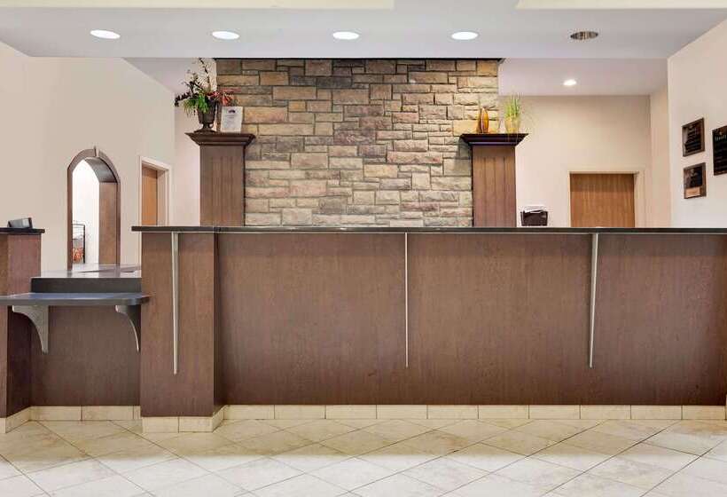 فندق Ramada By Wyndham Lac La Biche