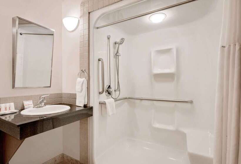 فندق Ramada By Wyndham Lac La Biche