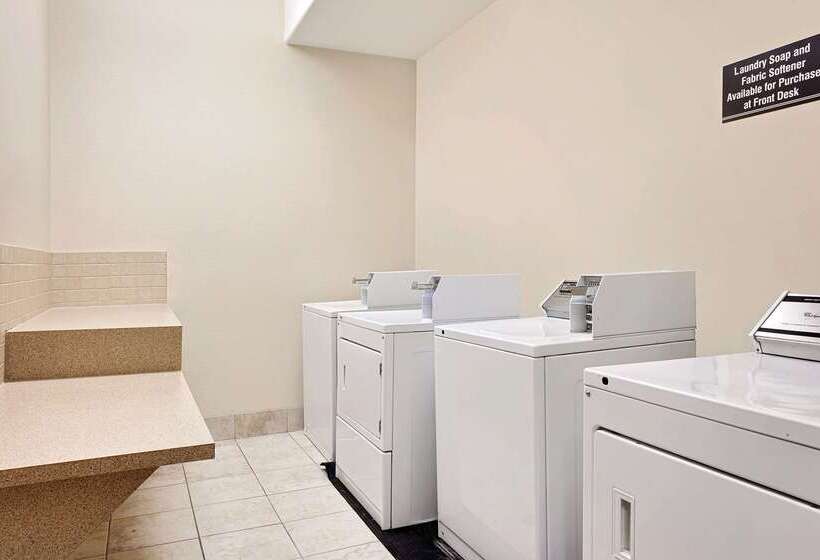 فندق Ramada By Wyndham Lac La Biche