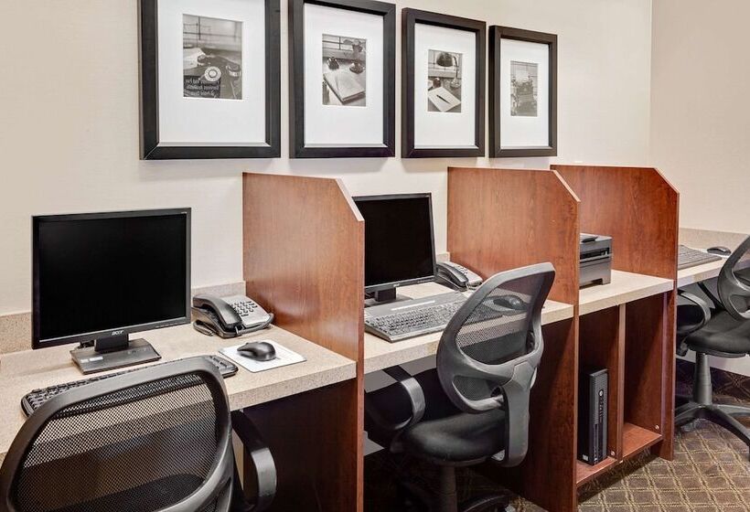 فندق Ramada By Wyndham Lac La Biche