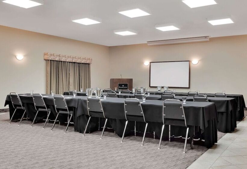 فندق Ramada By Wyndham Lac La Biche