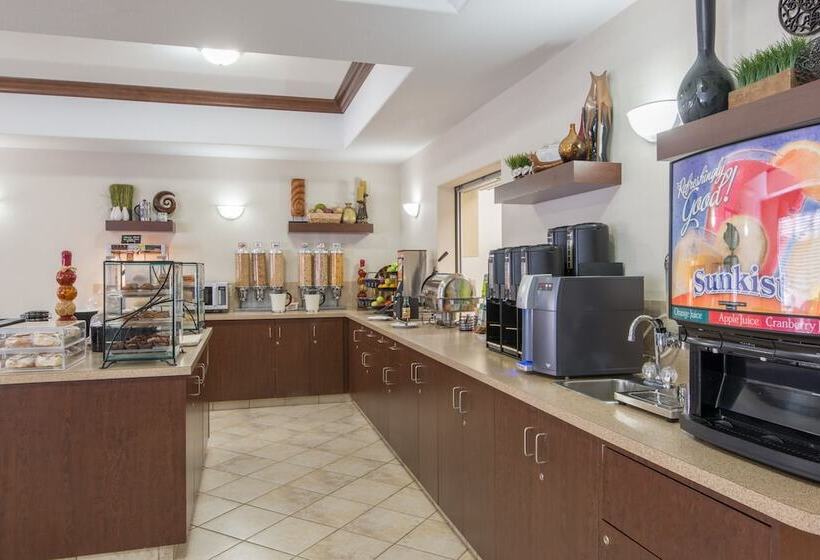 فندق Ramada By Wyndham Lac La Biche