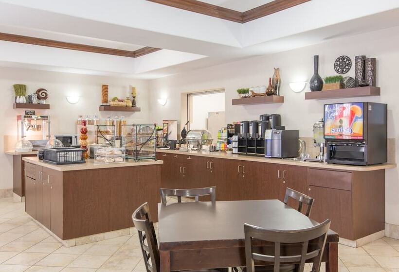 فندق Ramada By Wyndham Lac La Biche