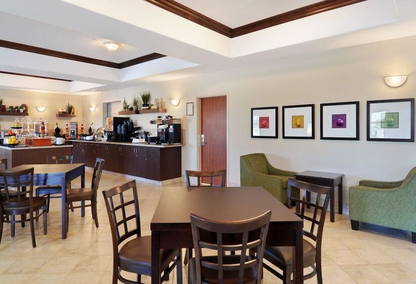 فندق Ramada By Wyndham Lac La Biche