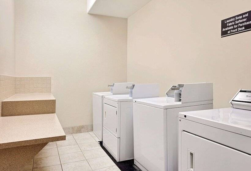 فندق Ramada By Wyndham Lac La Biche