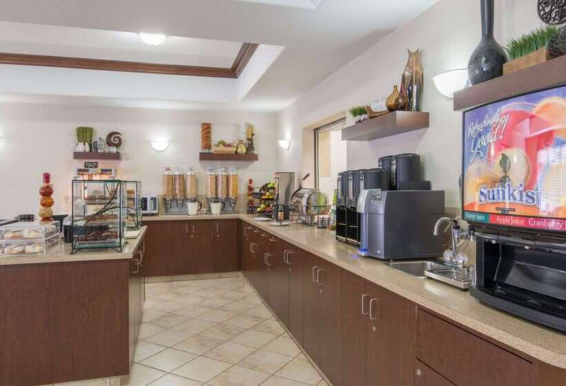 Hotel Ramada By Wyndham Wainwright