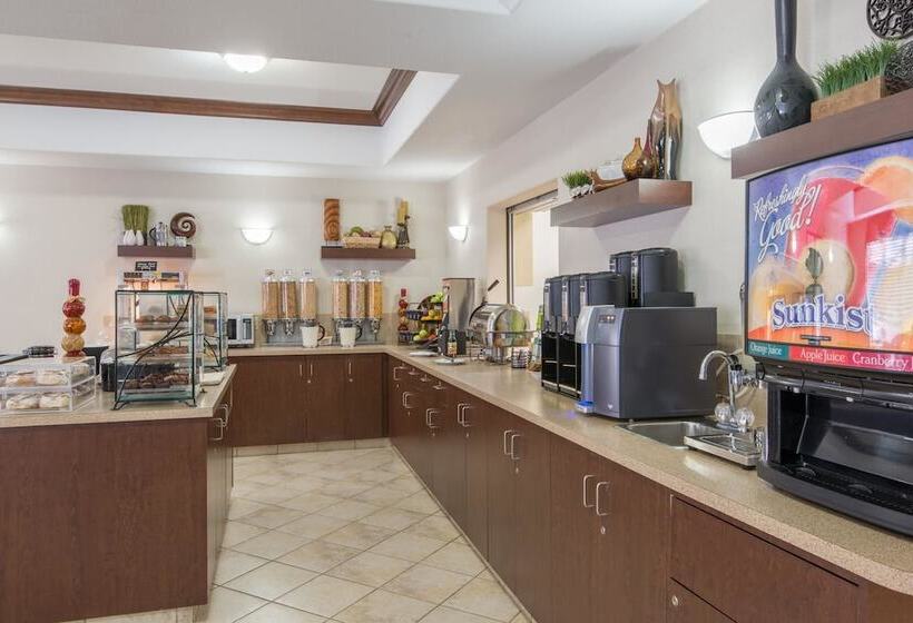 Hotel Ramada By Wyndham Wainwright