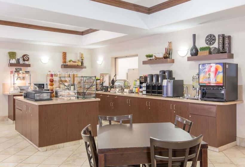 Hotel Ramada By Wyndham Wainwright