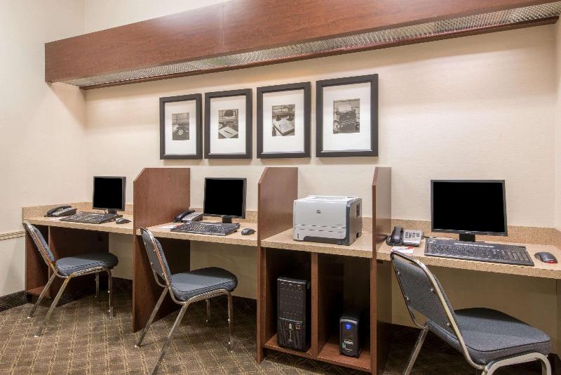 Hotel Ramada By Wyndham Wainwright