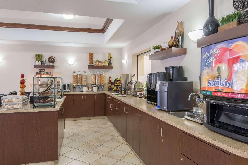 Hotel Ramada By Wyndham Wainwright