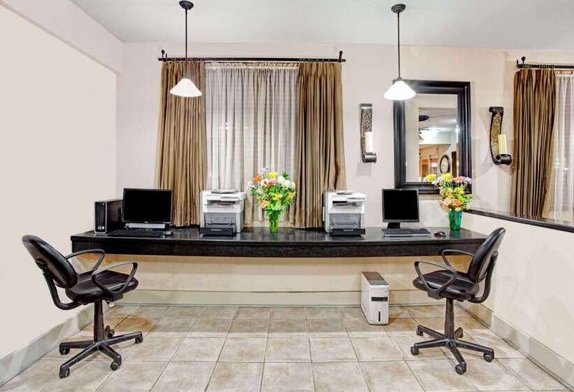 ホテル Ramada By Wyndham West Memphis