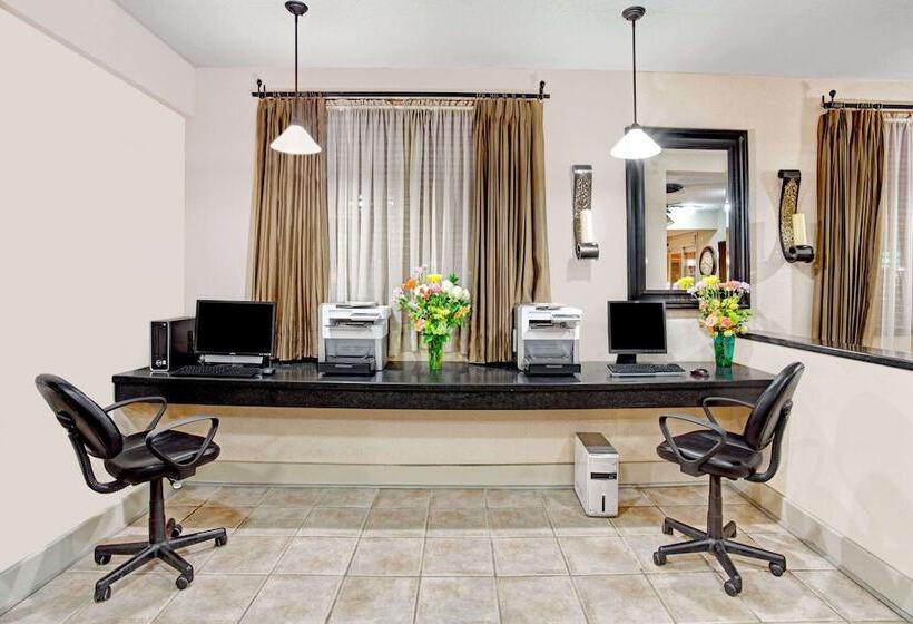 ホテル Ramada By Wyndham West Memphis