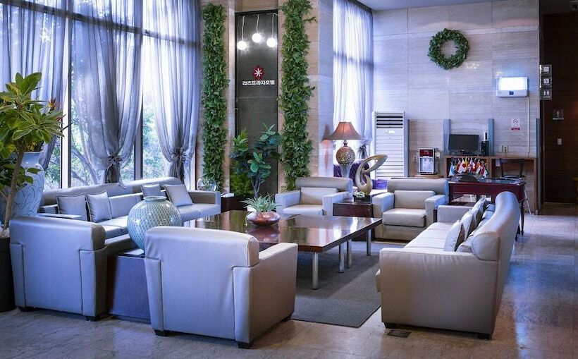 Отель Ritz Plaza