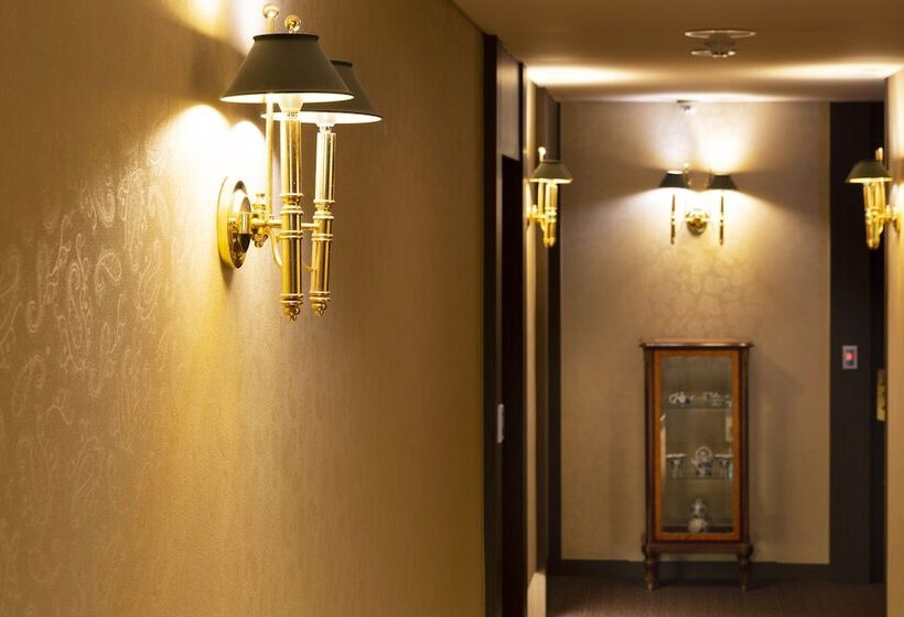 Отель Ritz Plaza