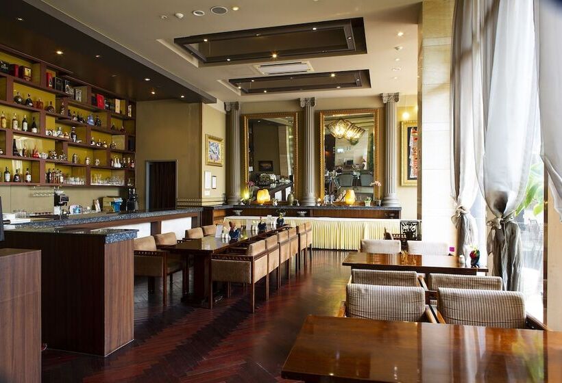 Отель Ritz Plaza