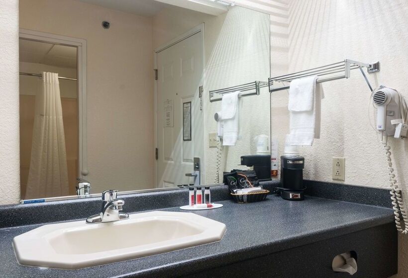 Отель Super 8 By Wyndham Arkansas City Ks