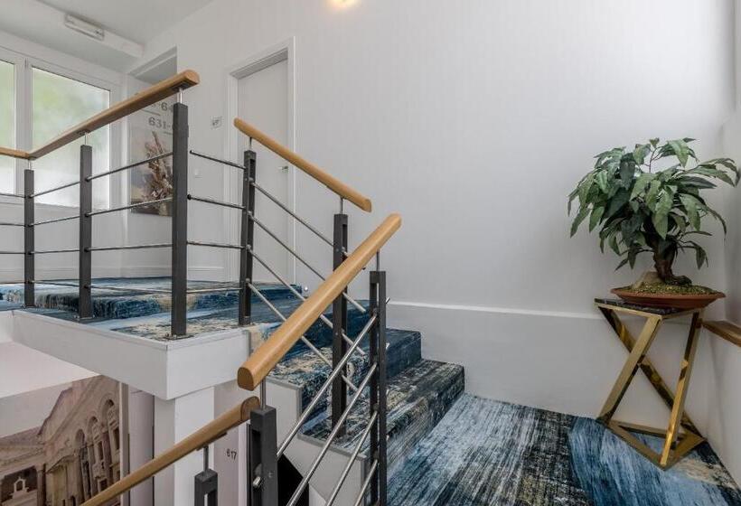 هتل Annex Building Of Art