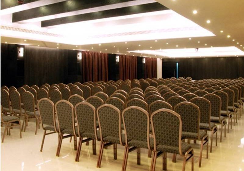 Отель Clarks Inn Suites