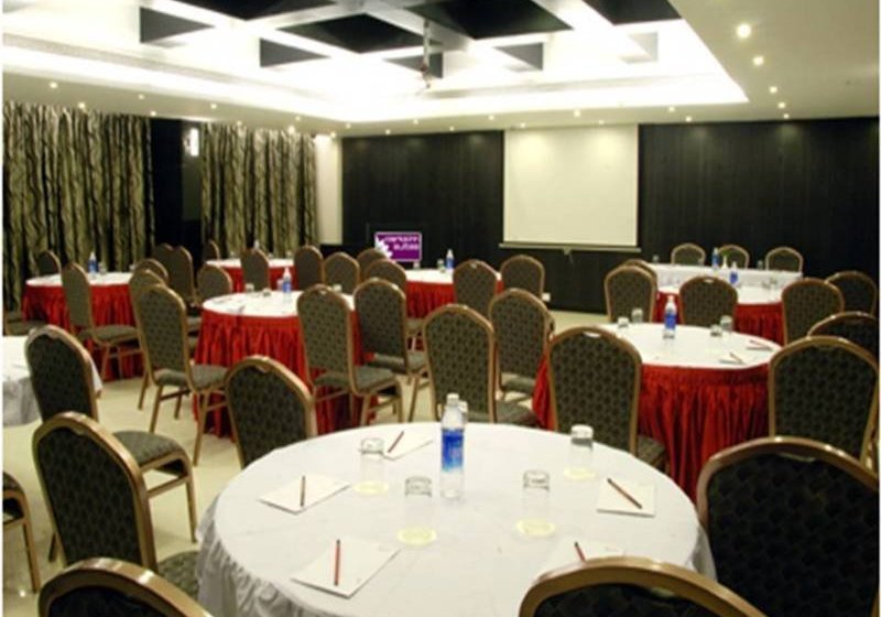 Отель Clarks Inn Suites