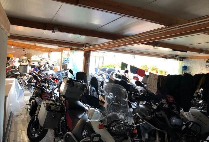 酒店 Crowded House