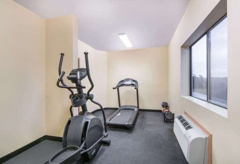 호텔 Days Inn By Wyndham Baytown East