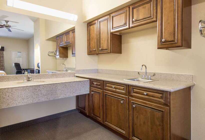 فندق Days Inn By Wyndham Baytown East