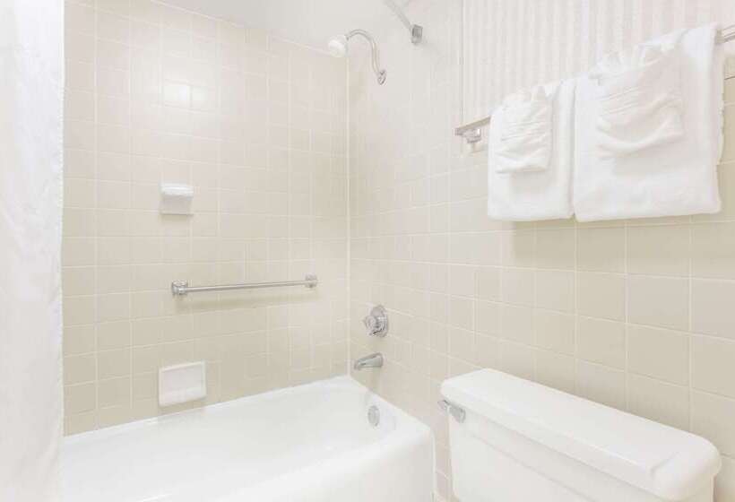 فندق Days Inn By Wyndham Cedar Falls University Plaza