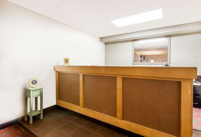 فندق Days Inn By Wyndham Cedar Falls University Plaza