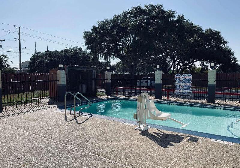 Отель Days Inn By Wyndham Dickinson Tx