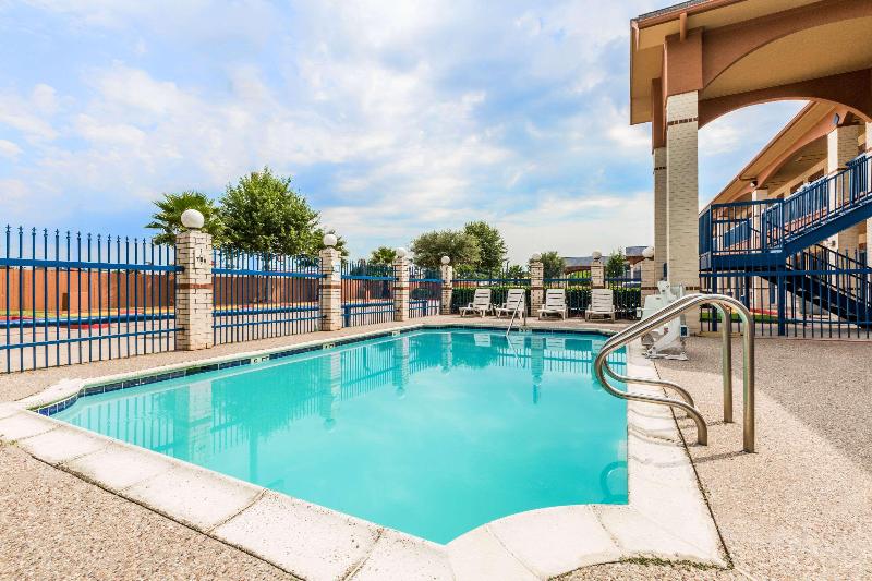 Отель Days Inn By Wyndham Dickinson Tx