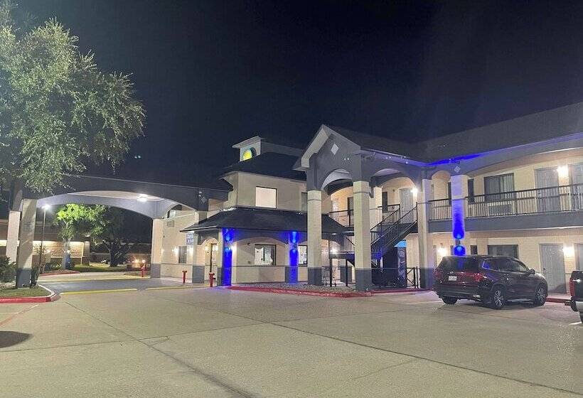 Отель Days Inn By Wyndham Dickinson Tx