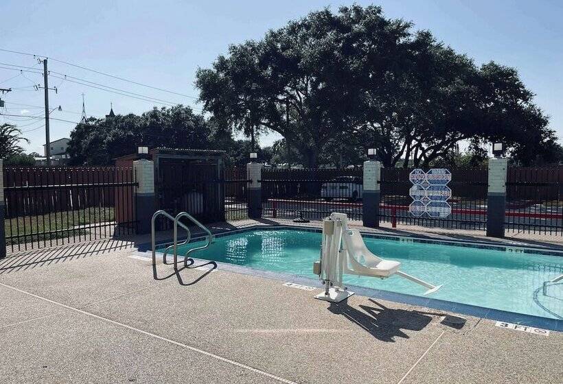 Отель Days Inn By Wyndham Dickinson Tx