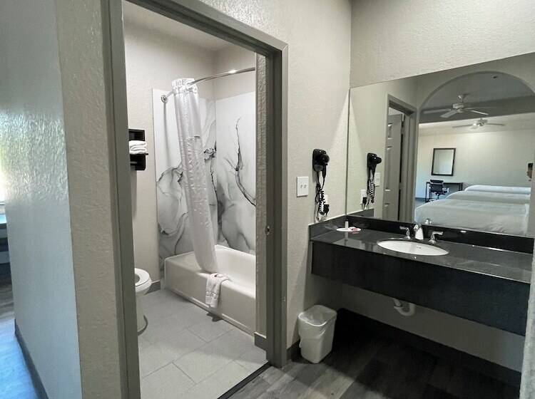 Отель Days Inn By Wyndham Dickinson Tx