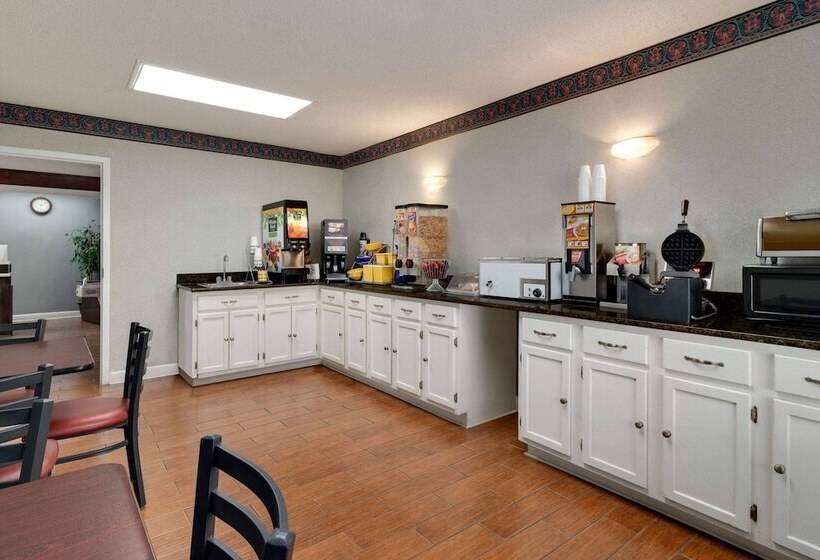 Отель Days Inn By Wyndham Dillon