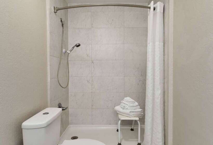 Отель Days Inn By Wyndham Dillon