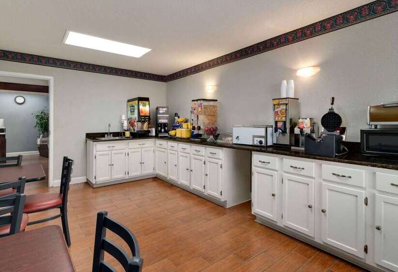 Отель Days Inn By Wyndham Dillon