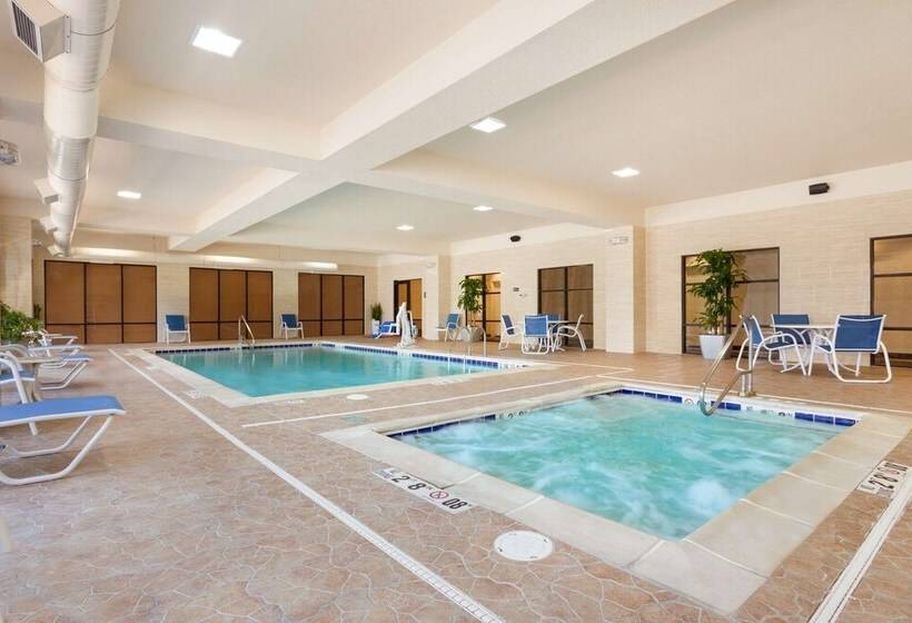 Отель Hampton Inn & Suites Detroit/chesterfield Township