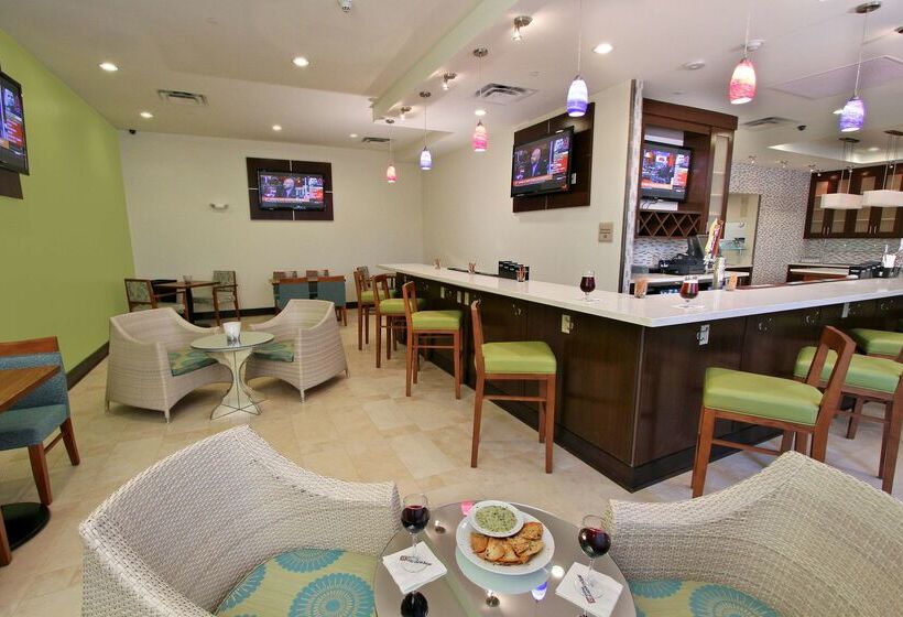 בית מלון כפרי Hilton Garden Inn Covington