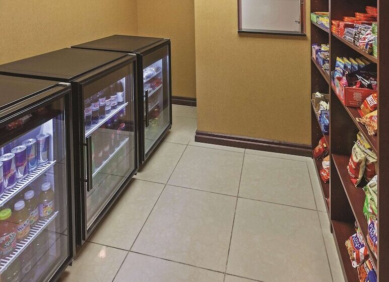 호텔 La Quinta By Wyndham Edmond