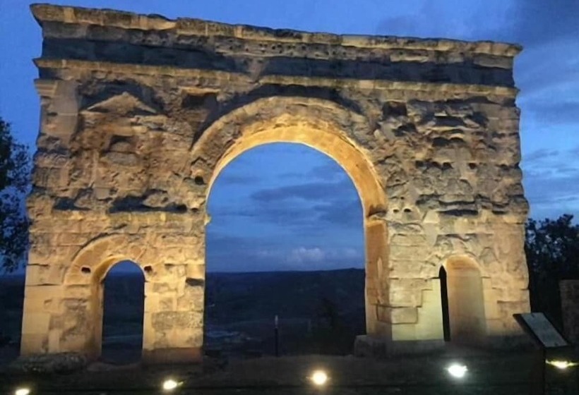 בית מלון כפרי Medinasalim