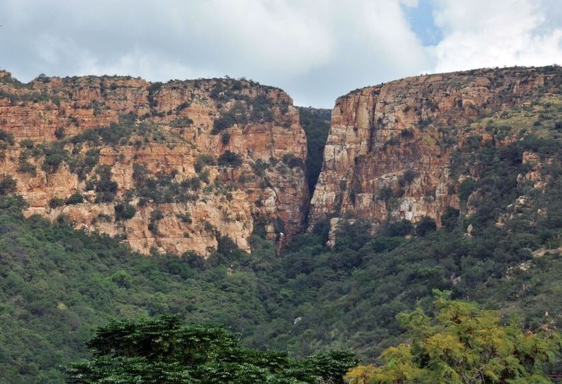 Safari Hotel & Convention Centre