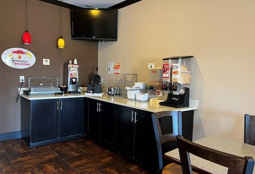 호텔 Super 8 By Wyndham Center