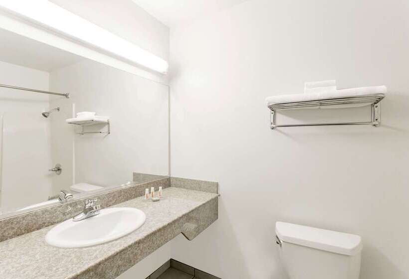 호텔 Super 8 By Wyndham Cloverdale Wine Country