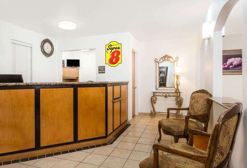 호텔 Super 8 By Wyndham Cloverdale Wine Country