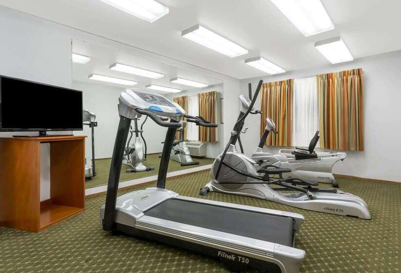 호텔 Super 8 By Wyndham Cloverdale Wine Country