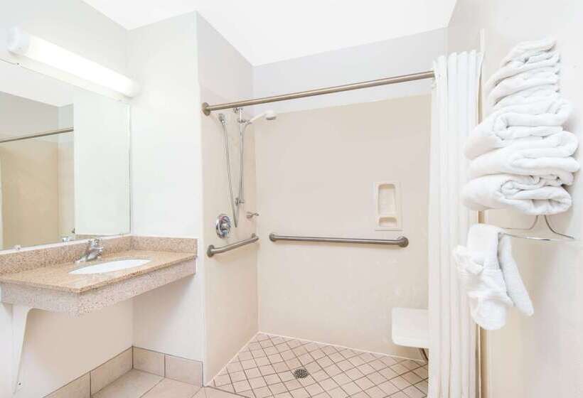 فندق Super 8 By Wyndham Santa Rosa