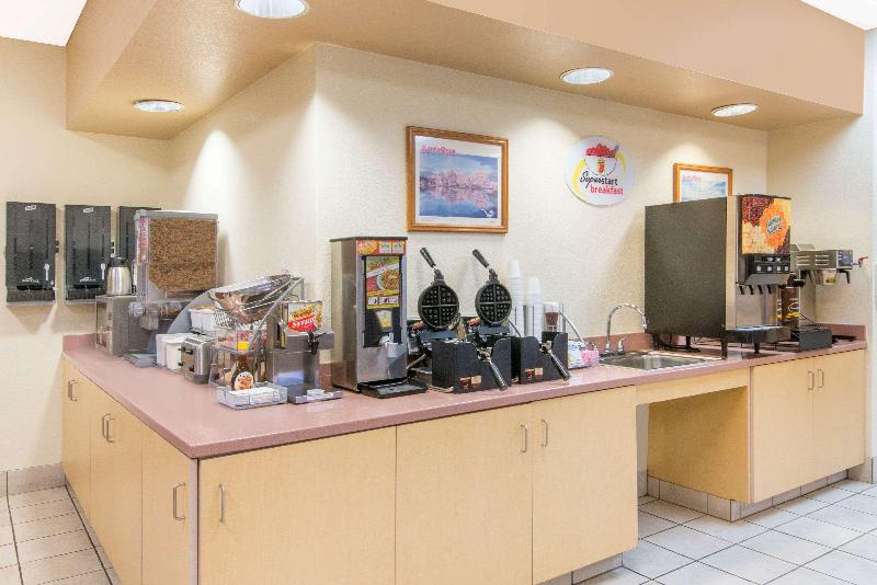 فندق Super 8 By Wyndham Santa Rosa