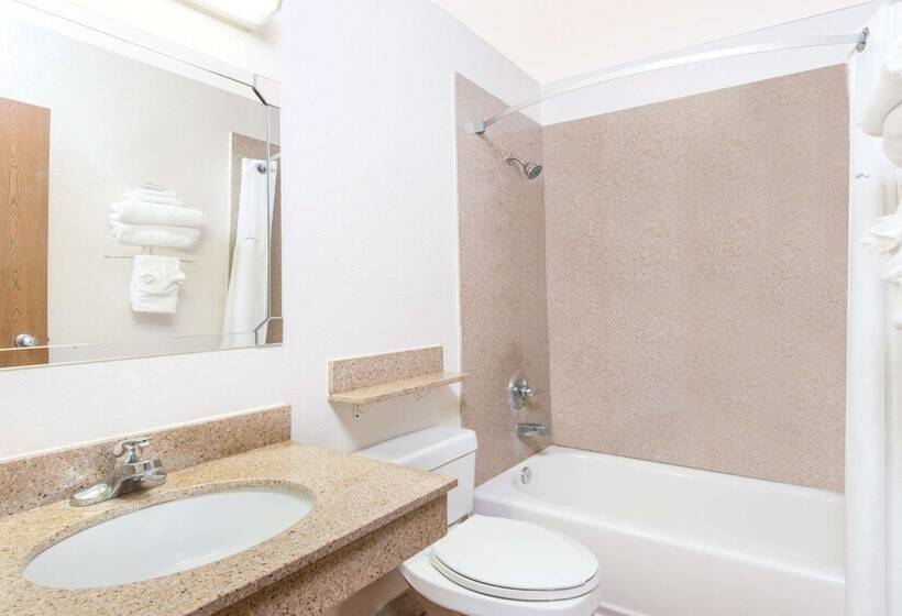 فندق Super 8 By Wyndham Santa Rosa