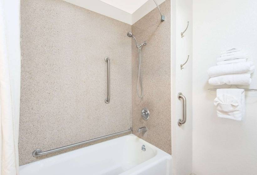 فندق Super 8 By Wyndham Santa Rosa